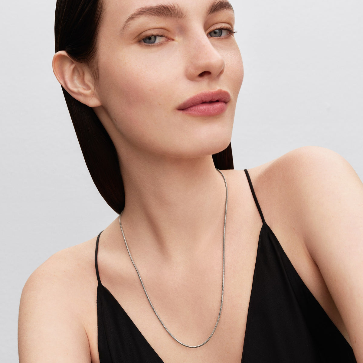 Model draagt de Pandora Slanke Slangenschakel Ketting zilver