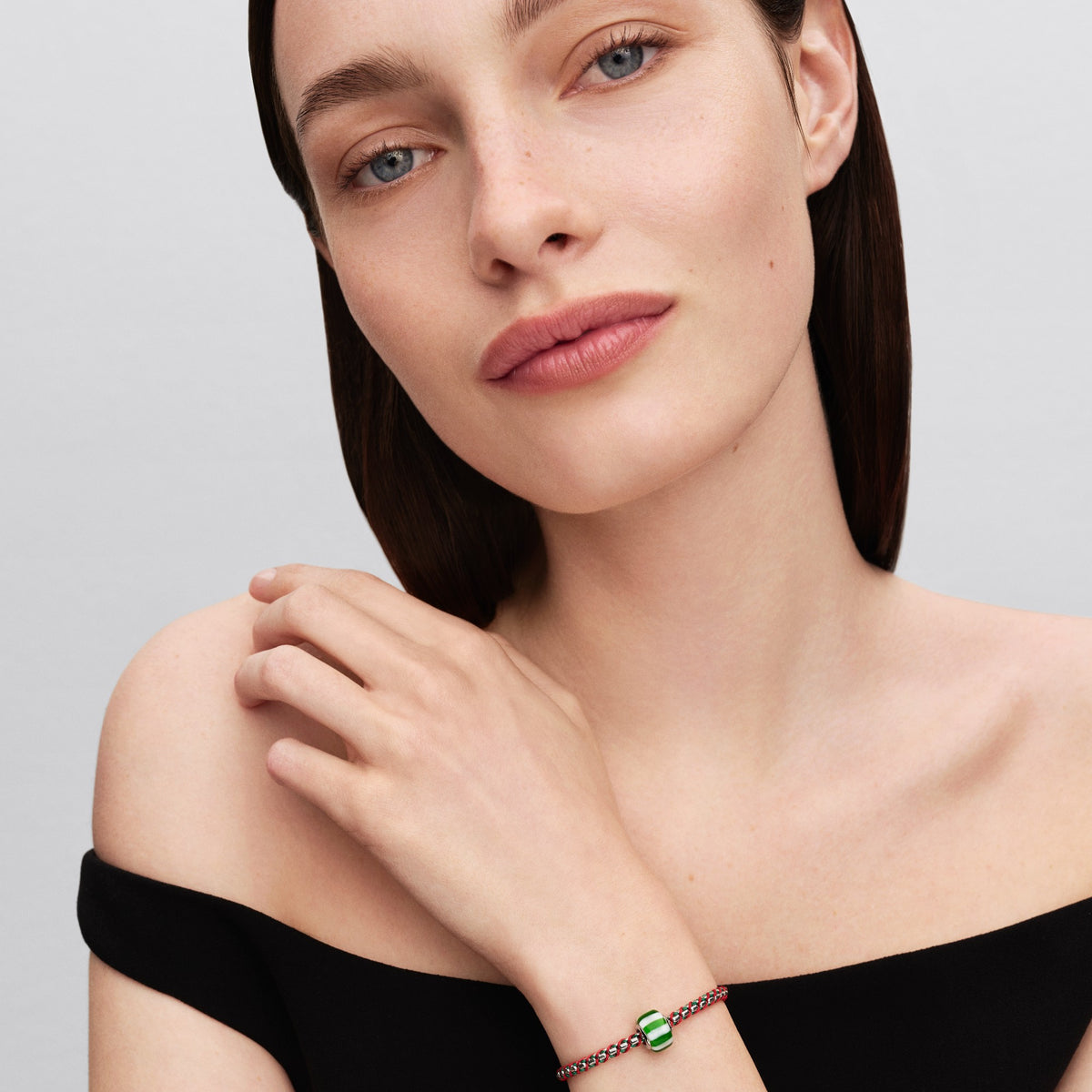 Model draagt de Pandora Groene Pepermunt Muranoglas Bedel platinaverguld