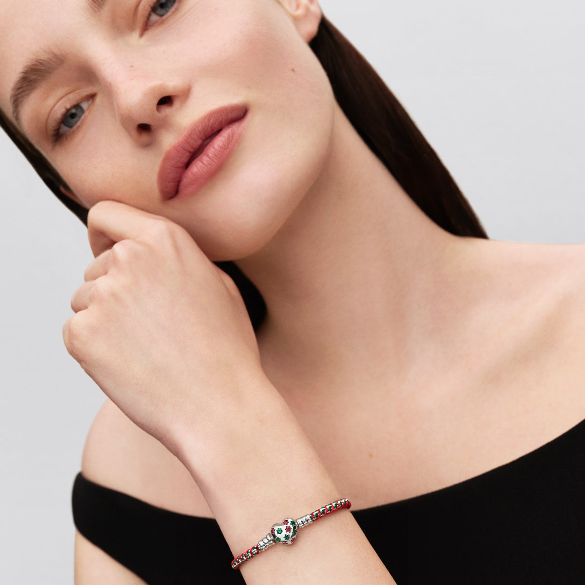 Model draagt de Pandora Pepermunt Koord Box Chain Armband zilver