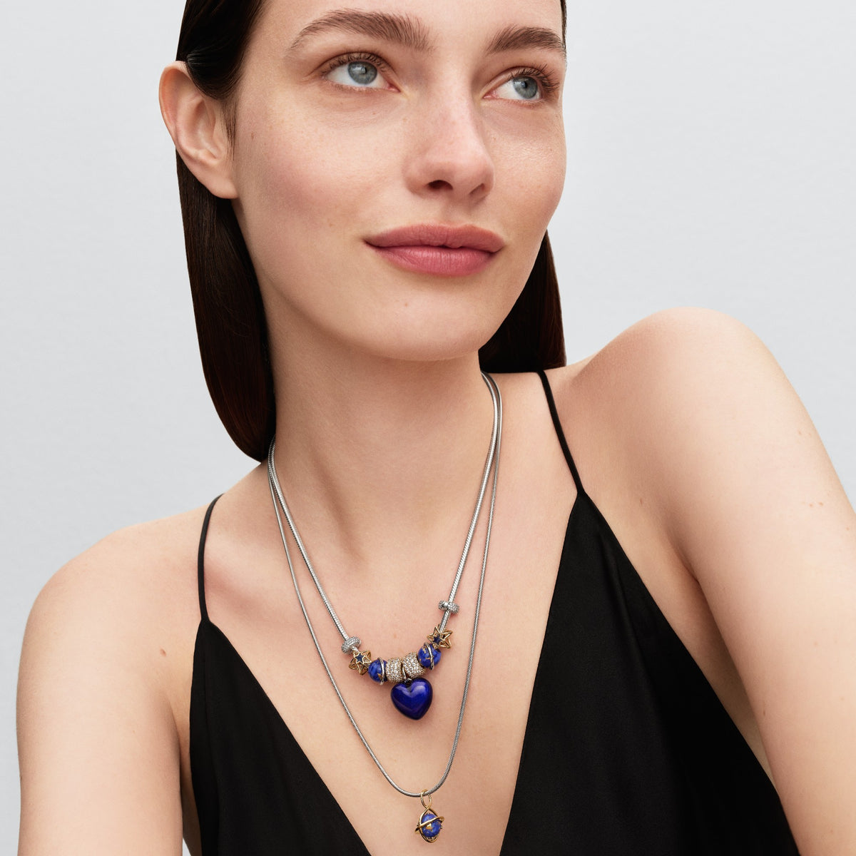 Model draagt de Pandora Slanke Slangenschakel Ketting zilver