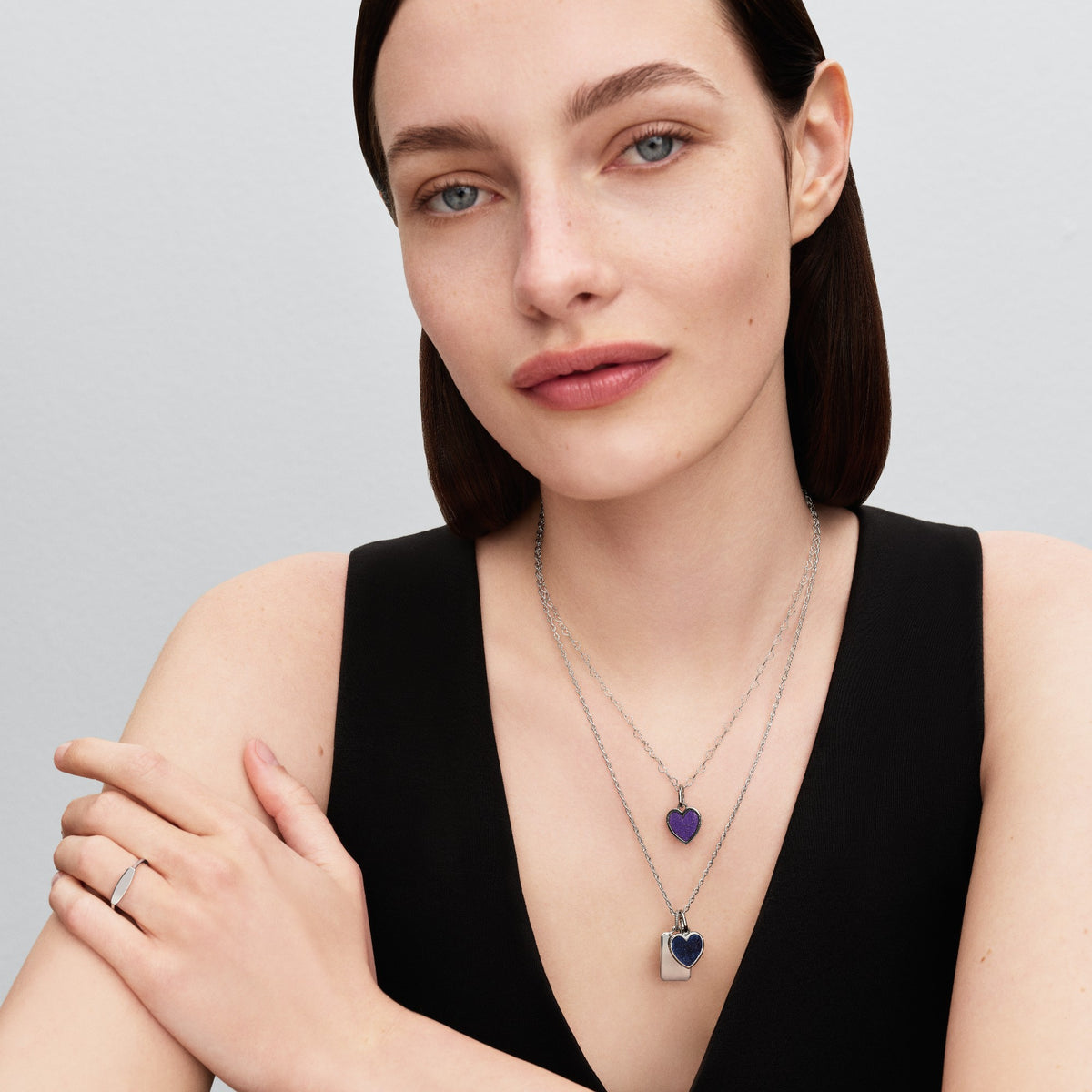 Model draagt de Pandora Graveerbaar Blauw Hart Hangende Bedel platinaverguld