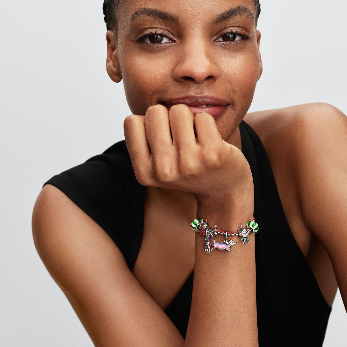 Model draagt de Pandora Pepermunt Koord Box Chain Armband zilver