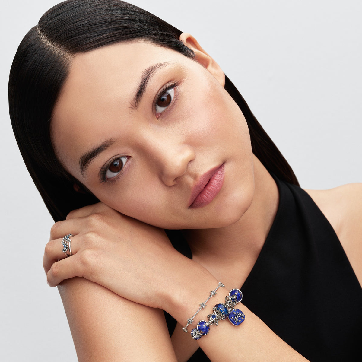 Model draagt de Pandora Hemelsblauwe Planeet Bedel platinaverguld