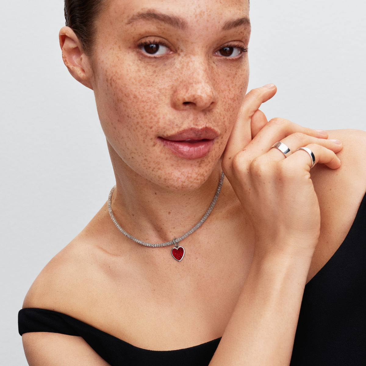 Model draagt de Pandora Graveerbaar Rood Hart Hangende Bedel platinaverguld