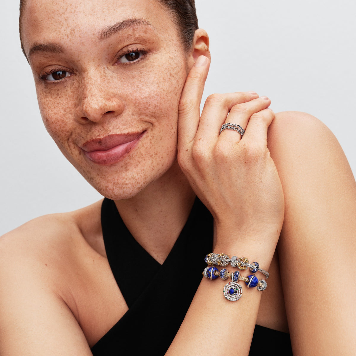 Model draagt de Pandora Draaiende Armillairsfeer Hangende Bedel zilver