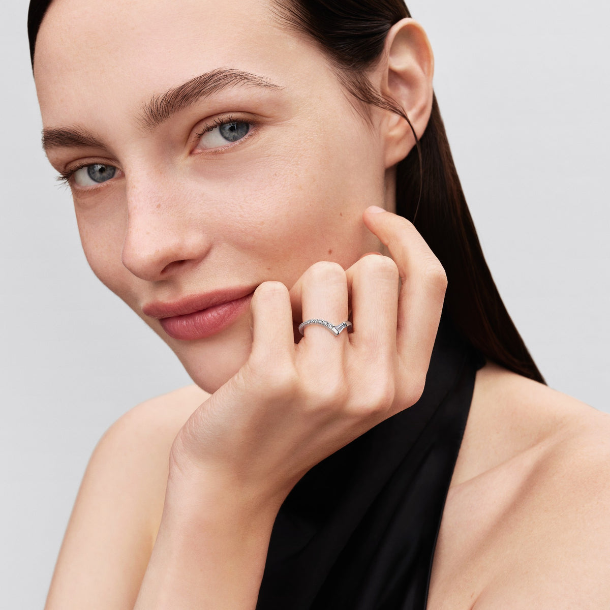 Model draagt de Pandora Tiara Baguette Pavé Band Ring zilver