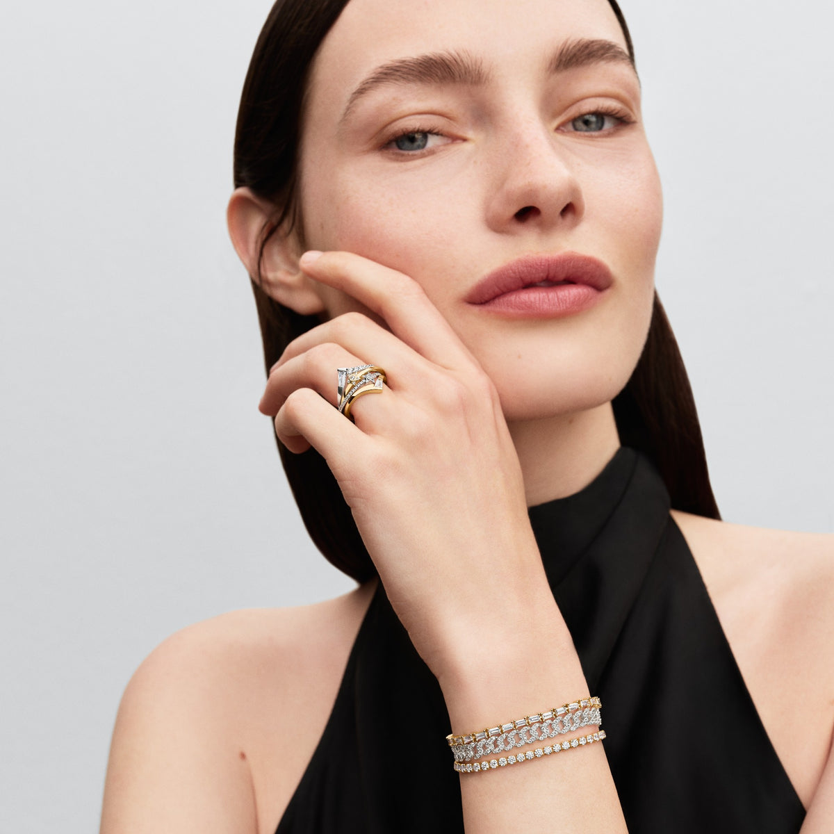 Model draagt de Pandora Sprankelende Stella Crossover Ring bicolor zilver en goudverguld