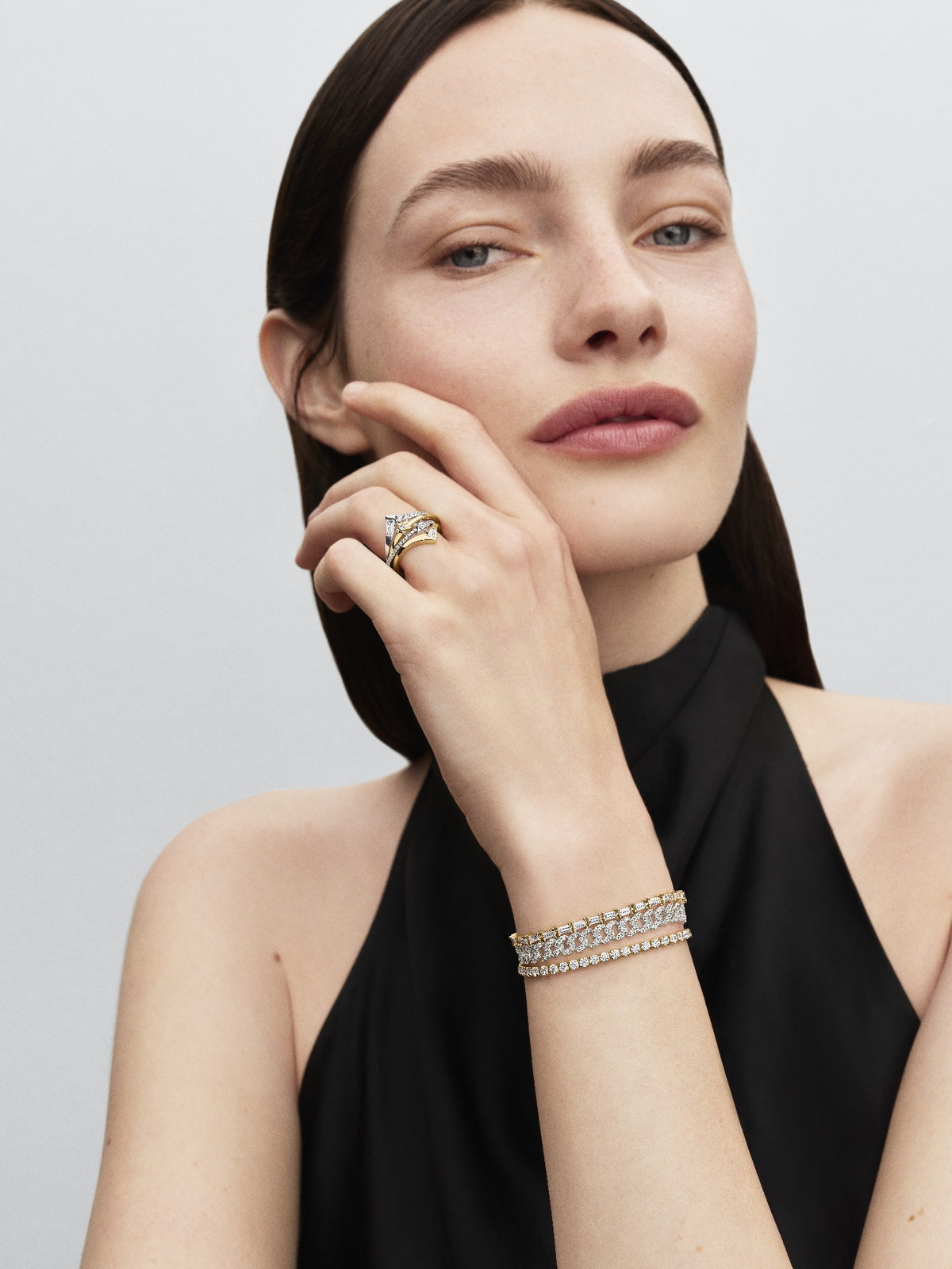 Model draagt de Pandora Tiara Baguette Pavé Band Ring zilver