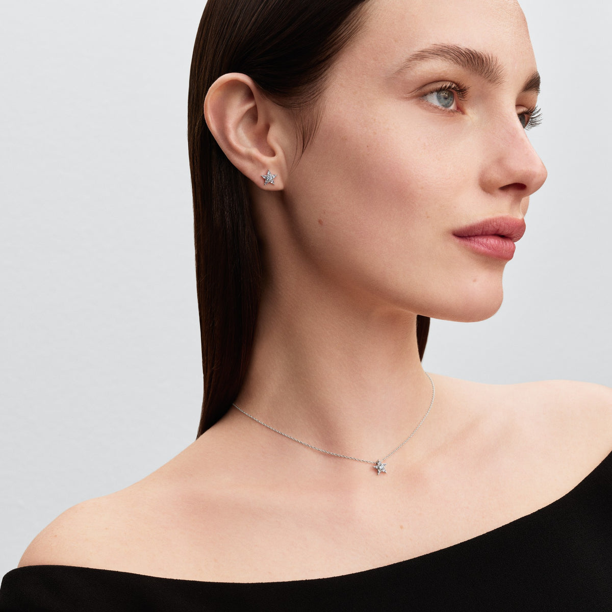 Model draagt de Pandora Sprankelende Stella Oorknoppen zilver