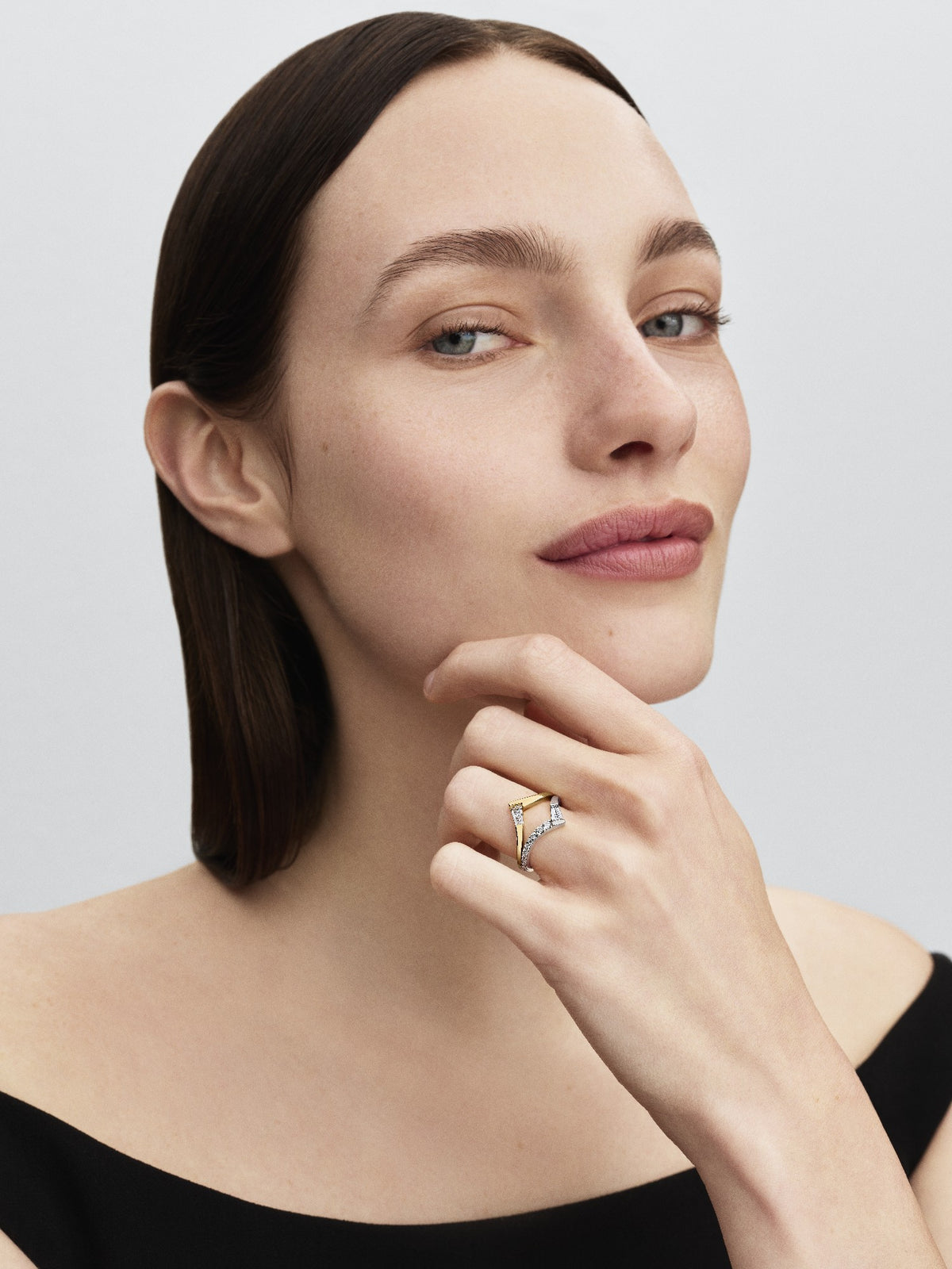 Model draagt de Pandora Sprankelende Stella Crossover Ring bicolor zilver en goudverguld