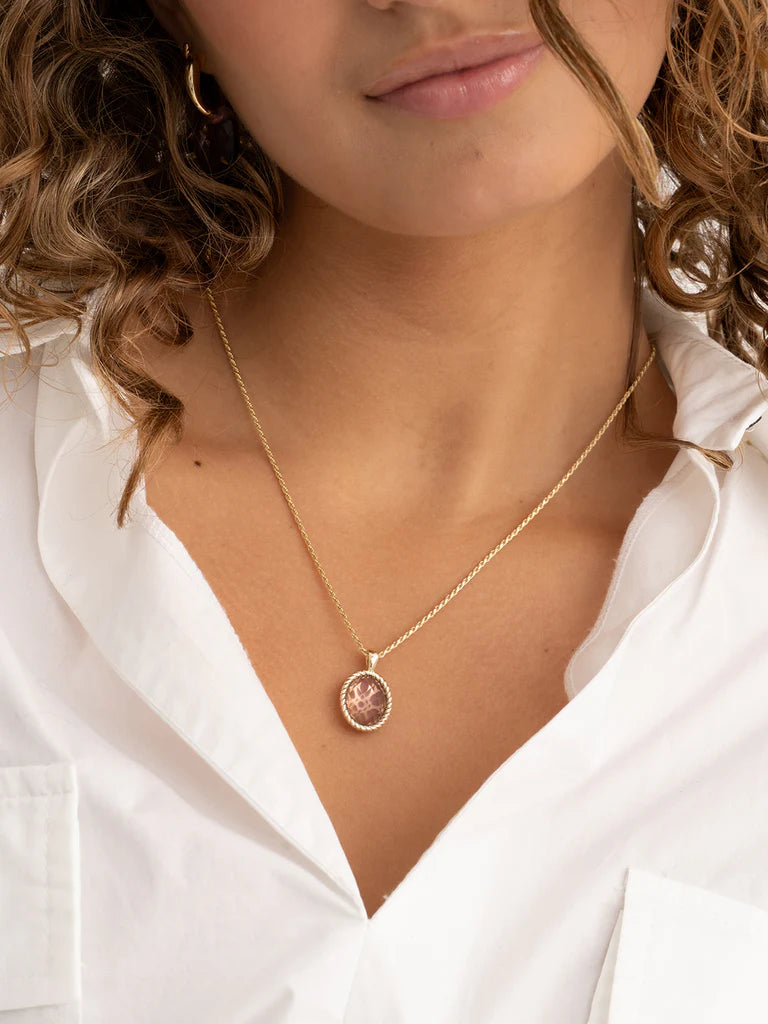 Sparkling Jewels hanger Aubergine Quartz Twist Amulet - Gold SPG21-G59 - PansiteNederland.nl