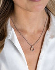 Zinzi zilveren ronde hanger 15mm gedraaid motief, hangoog bezet met witte zirkonia's ZIH2403 (zonder collier) - PansiteNederland.nl