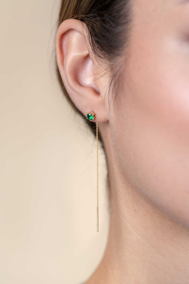 ZINZI gold plated zilveren doortrek oorbellen met chatonzetting 5mm groene kleursteen en sierlijk kettinkje ZIO2576GG - 80mm - PansiteNederland.nl
