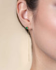 ZINZI gold plated zilveren doortrek oorbellen met chatonzetting 5mm groene kleursteen en sierlijk kettinkje ZIO2576GG - 80mm - PansiteNederland.nl