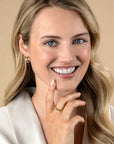 ZINZI gold plated zilveren multilook ring met ronde kastzetting van 5mm en twee banen. Bezet met witte zirkonia's ZIR2625 - PansiteNederland.nl