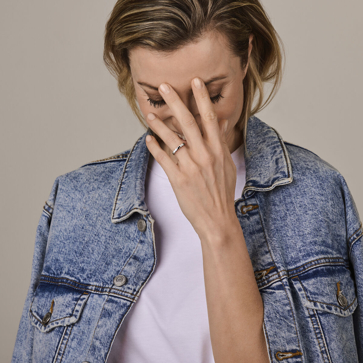 Zilveren gerhodineerde ring met hartjes motief 1341756