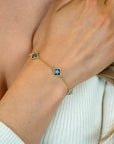 ZINZI gold plated zilveren schakel armband met twee lichtblauwe klavers en een donkerblauwe klaver in het midden 17-20cm ZIA2662B