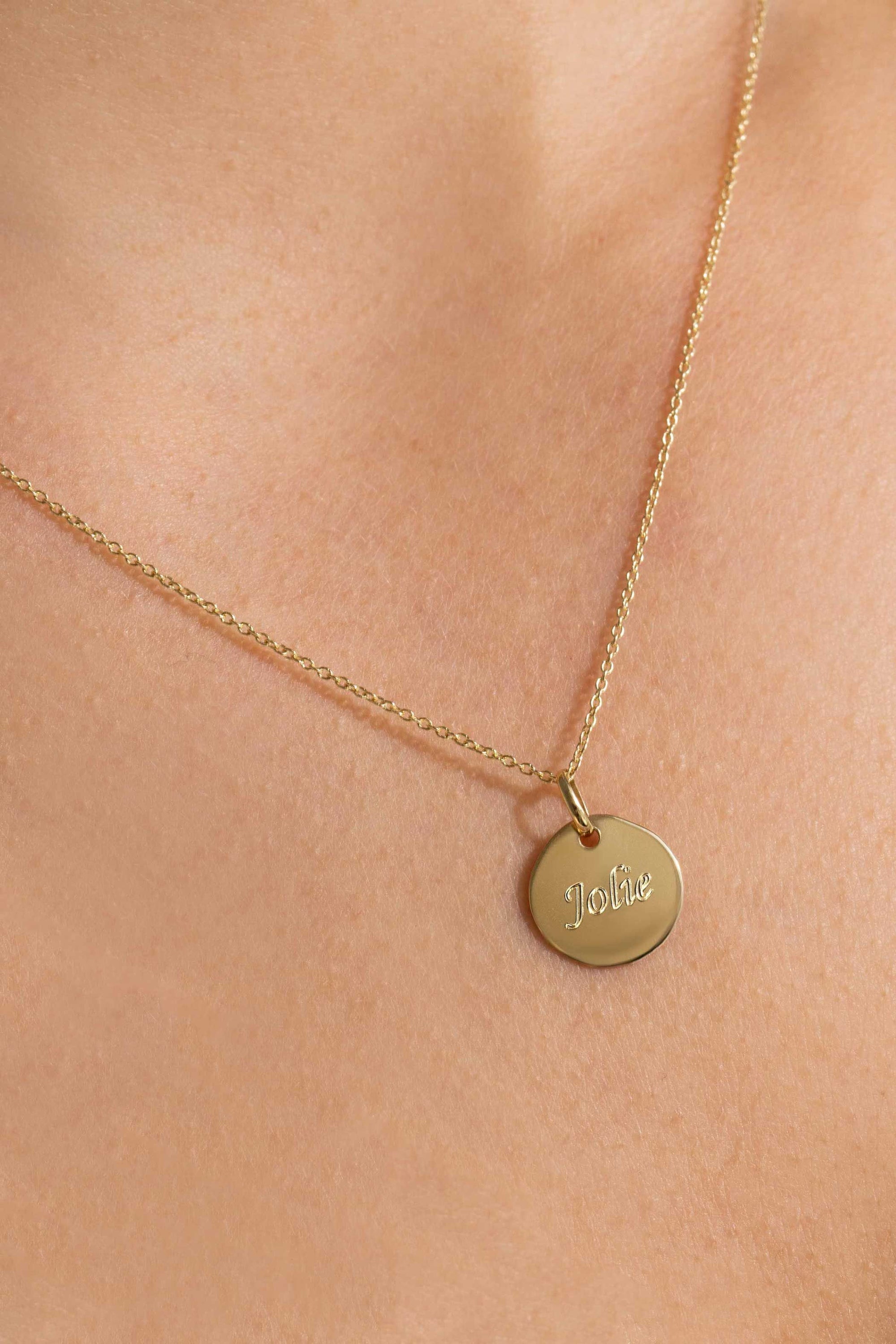 ZINZI 14K gouden hanger met rond plaatje van 10mm. Ideaal voor gravure (max. 4 letters). Vervaardigd van 14 karaat goud. Exclusief collier. - PansiteNederland.nl