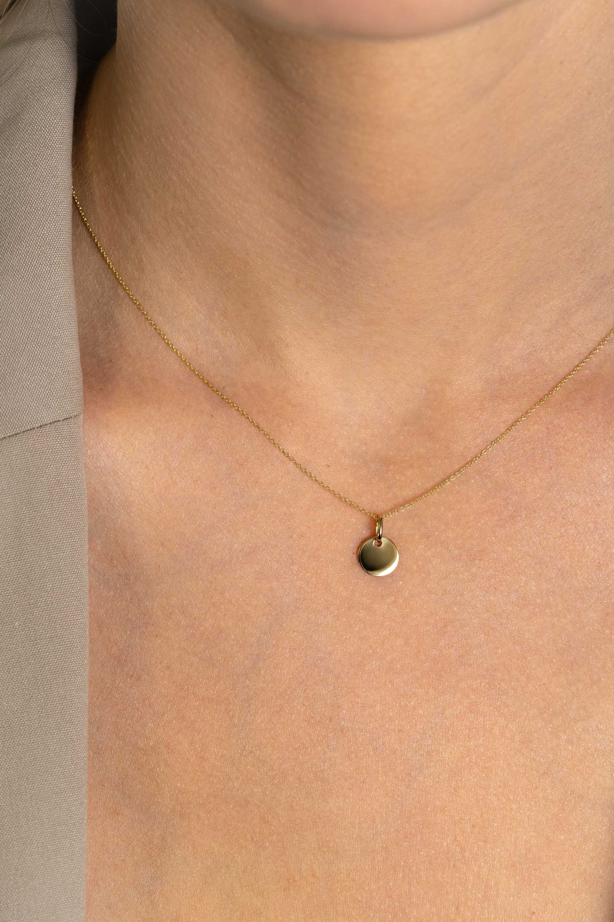Zinzi Gold 14 krt gouden hanger met trendy glanzend rond plaatje van 8mm ZGH397-8 (zonder collier) - PansiteNederland.nl