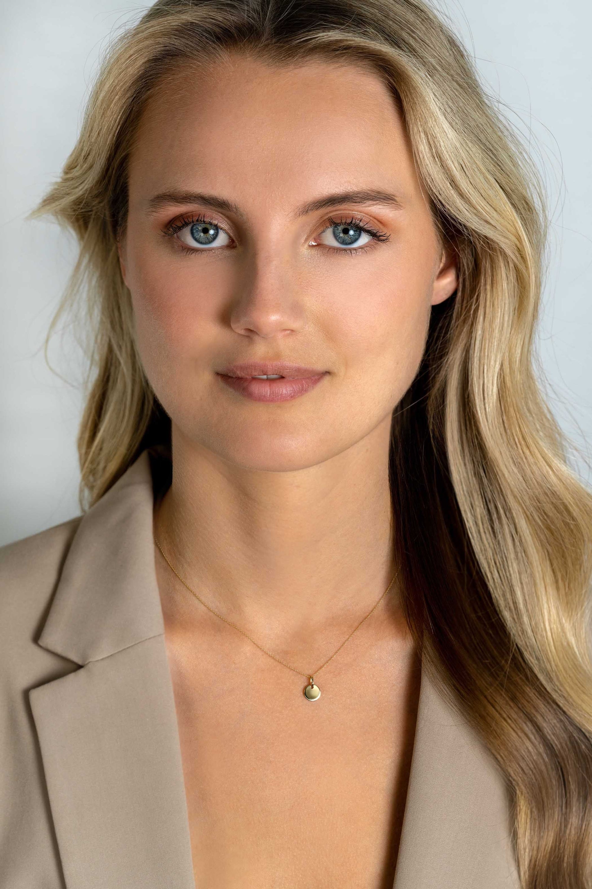 Zinzi Gold 14 krt gouden hanger met trendy glanzend rond plaatje van 8mm ZGH397-8 (zonder collier) - PansiteNederland.nl