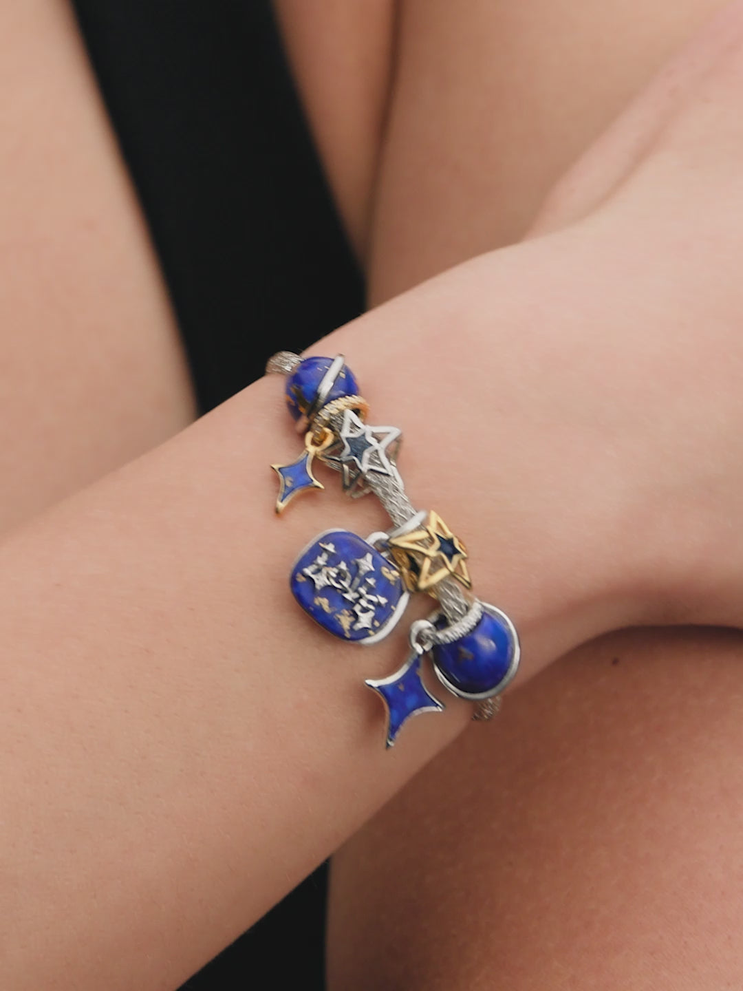 Model draagt Pandora Moments sieraden