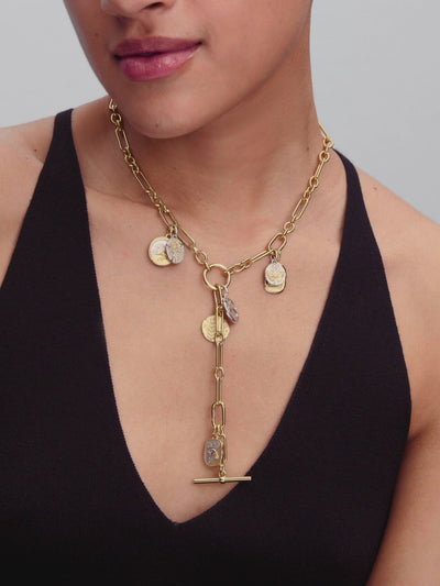 Video: model draagt Pandora sieraden