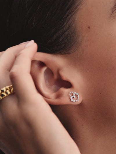 Video: model draagt Pandora sieraden