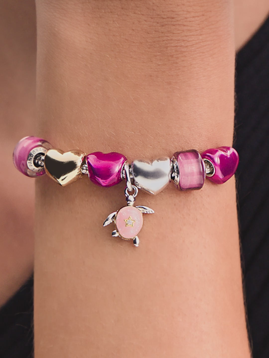 Video: model draagt Pandora sieraden