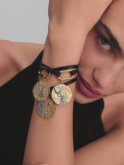 Video: model draagt Pandora sieraden
