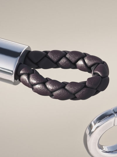 Video: model draagt de Pandora Moments Bruine Geweven Leren Armband zilver