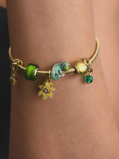 Video: model draagt Pandora sieraden