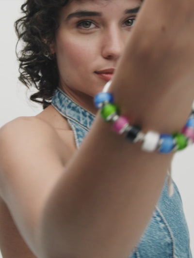 Video: model draagt Pandora sieraden