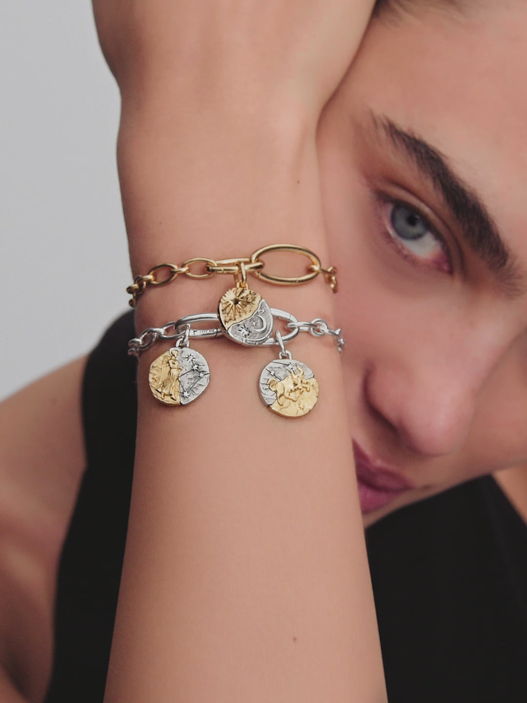 Video: model draagt Pandora sieraden