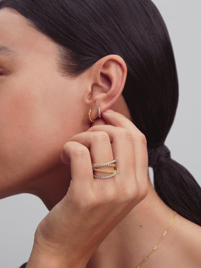 Model draagt de Pandora Gelinkte Kralen en Pave Dubbele Bandring in bicolor zilver en 14k goudverguld