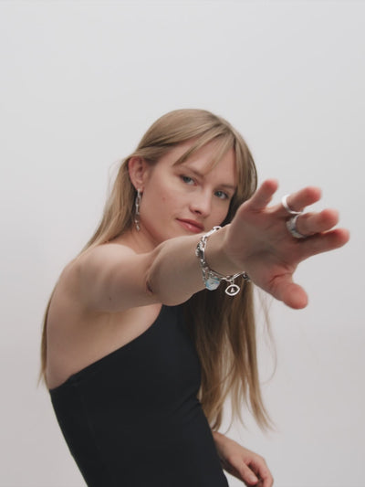 Video: model draagt de Pandora ME Infinity Medaillonbedel zilver