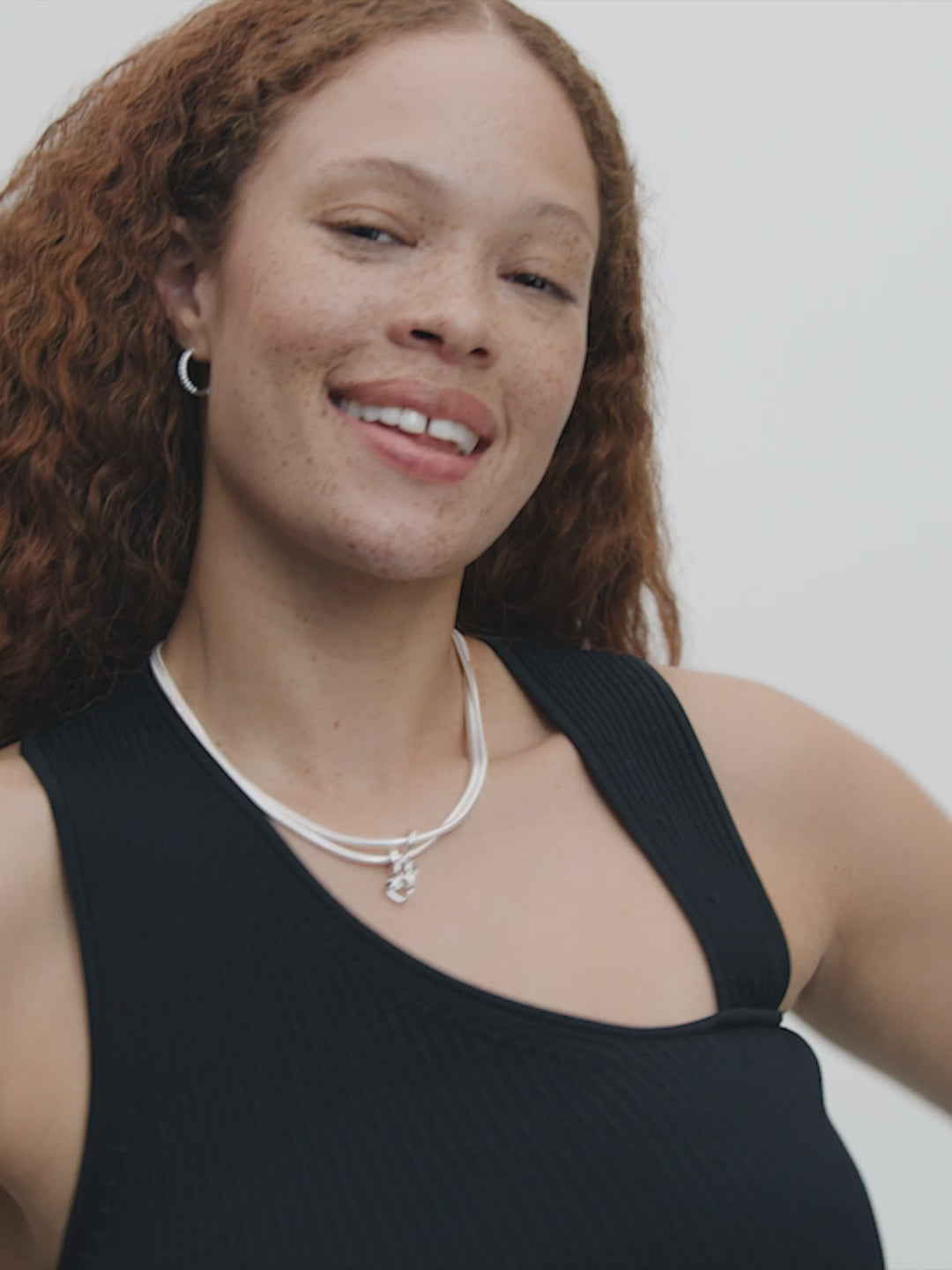 Video: model draagt de Pandora Forever & Always Deelbare Hangende Bedel zilver