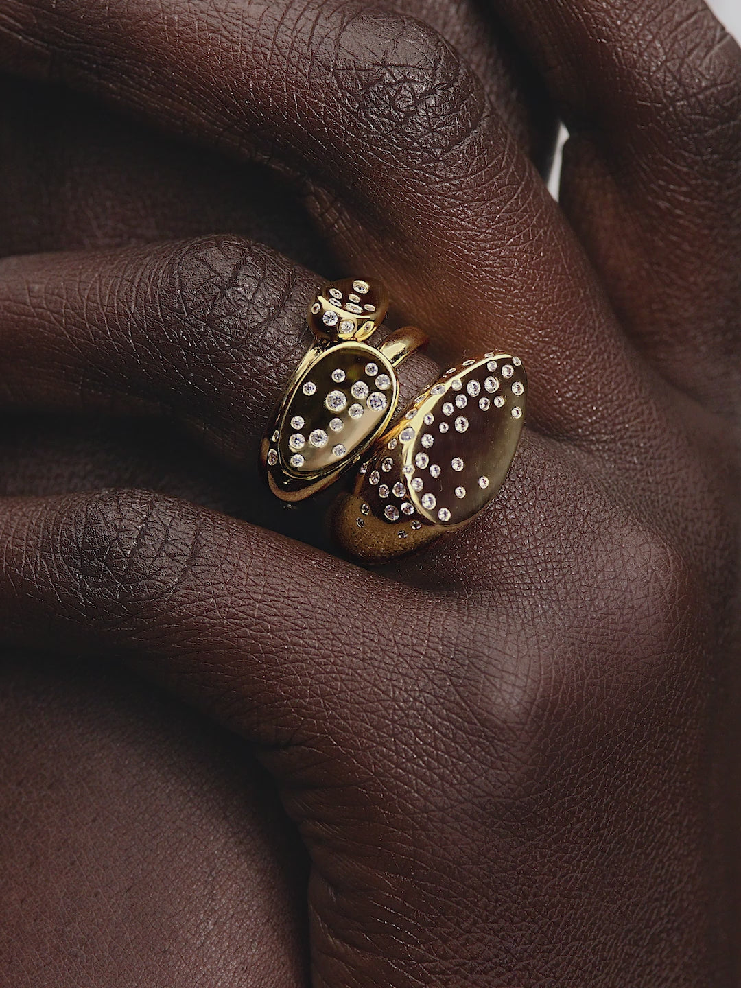 Video: model draagt Pandora sieraden