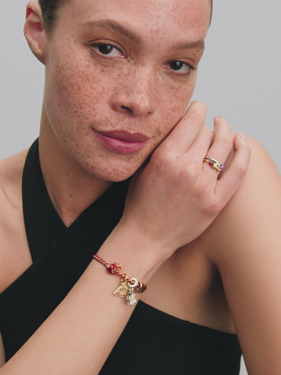 Model draagt Pandora Disney sieraden
