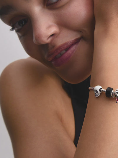 Video: model draagt Pandora sieraden