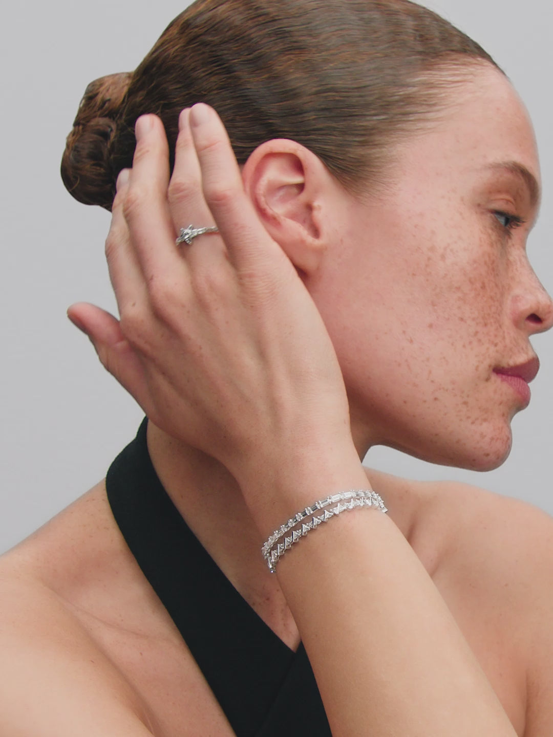 Model draagt de Pandora Sprankelende Stella Baguette Ring zilver