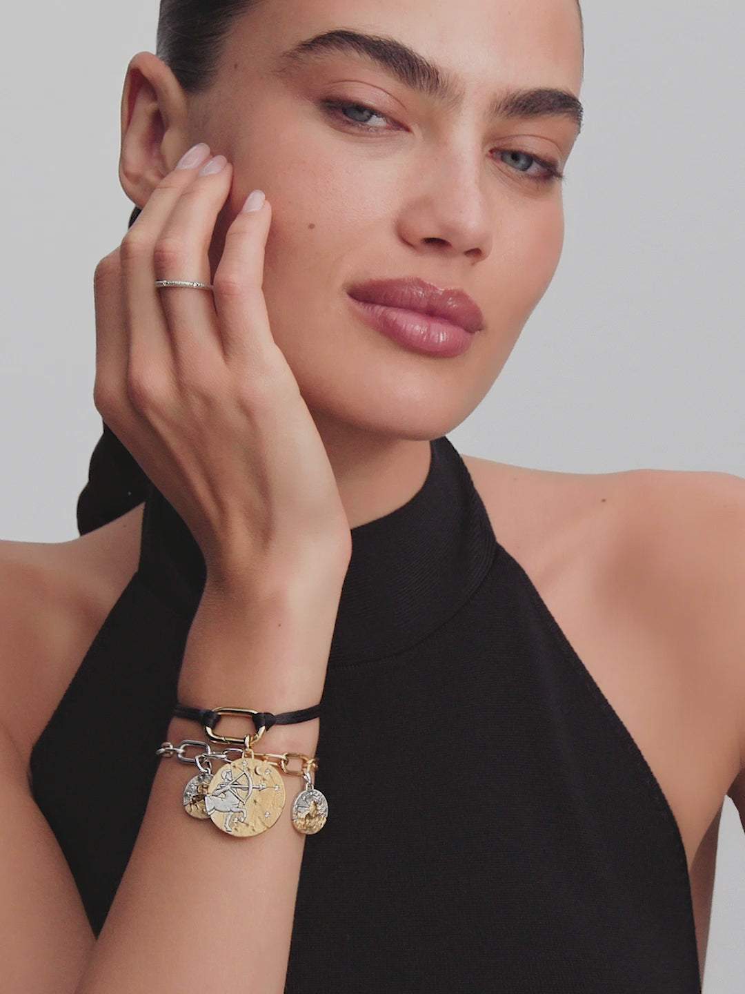 Video: model draagt Pandora sieraden
