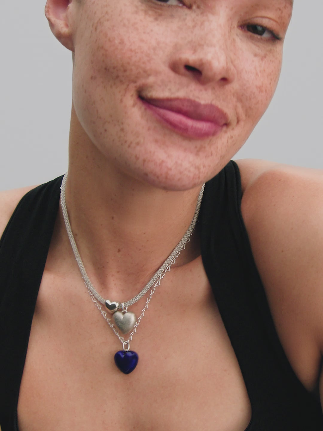 Model draagt Pandora Moments sieraden