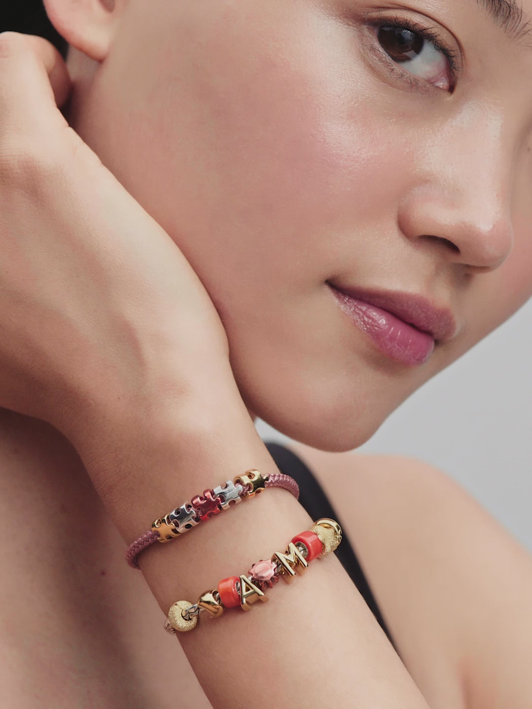 Video: model draagt Pandora sieraden