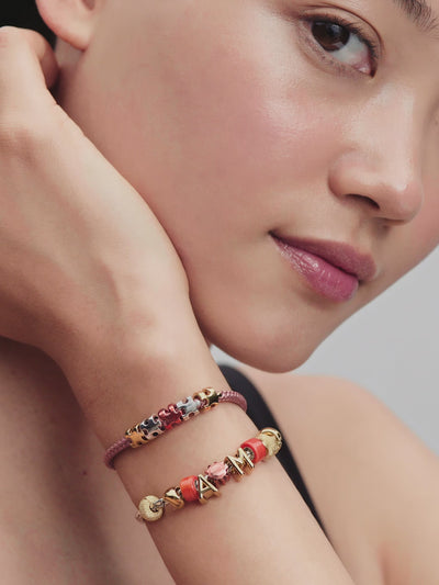 Video: model draagt Pandora sieraden