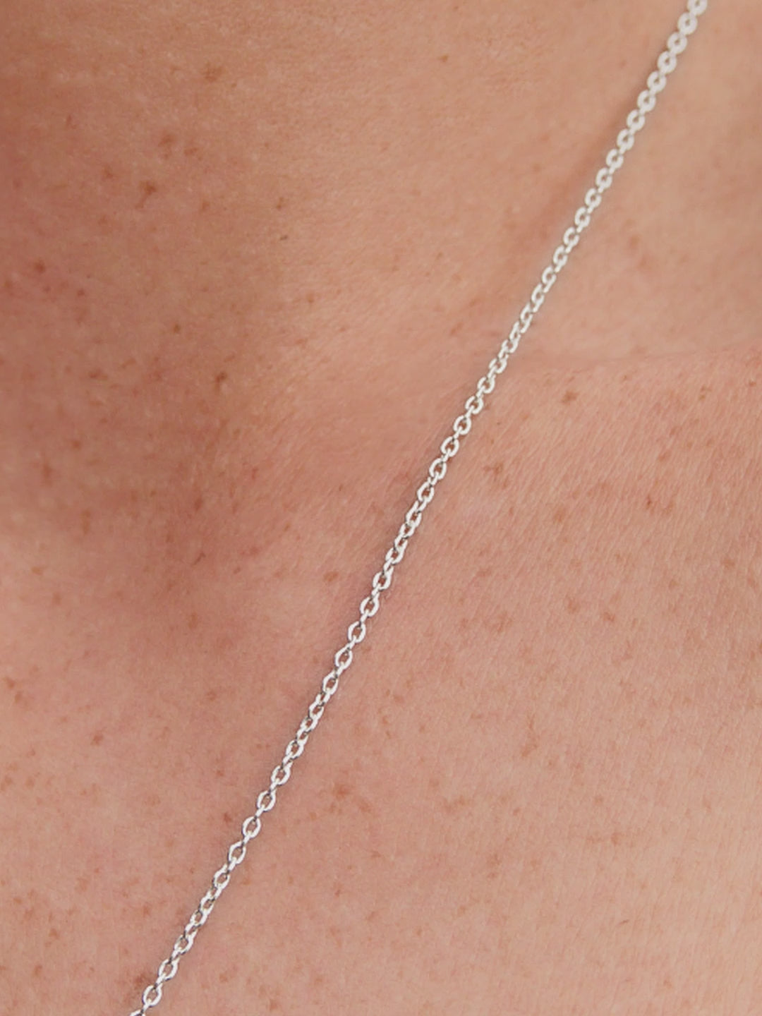 Model draagt Pandora Timeless sieraden
