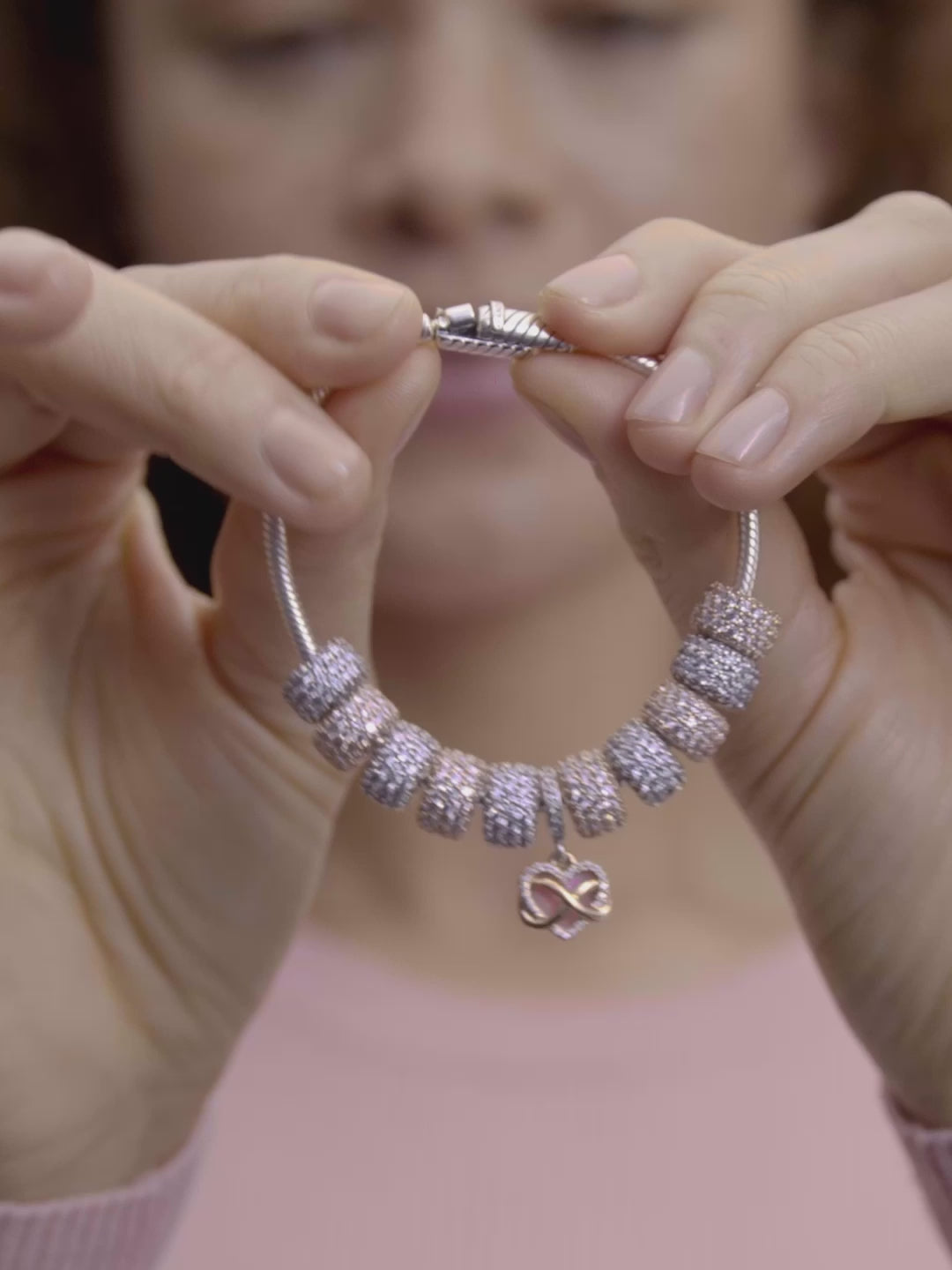 Video: model draagt de Pandora Moments magnetische schuifsluiting slangenschakelarmband zilver