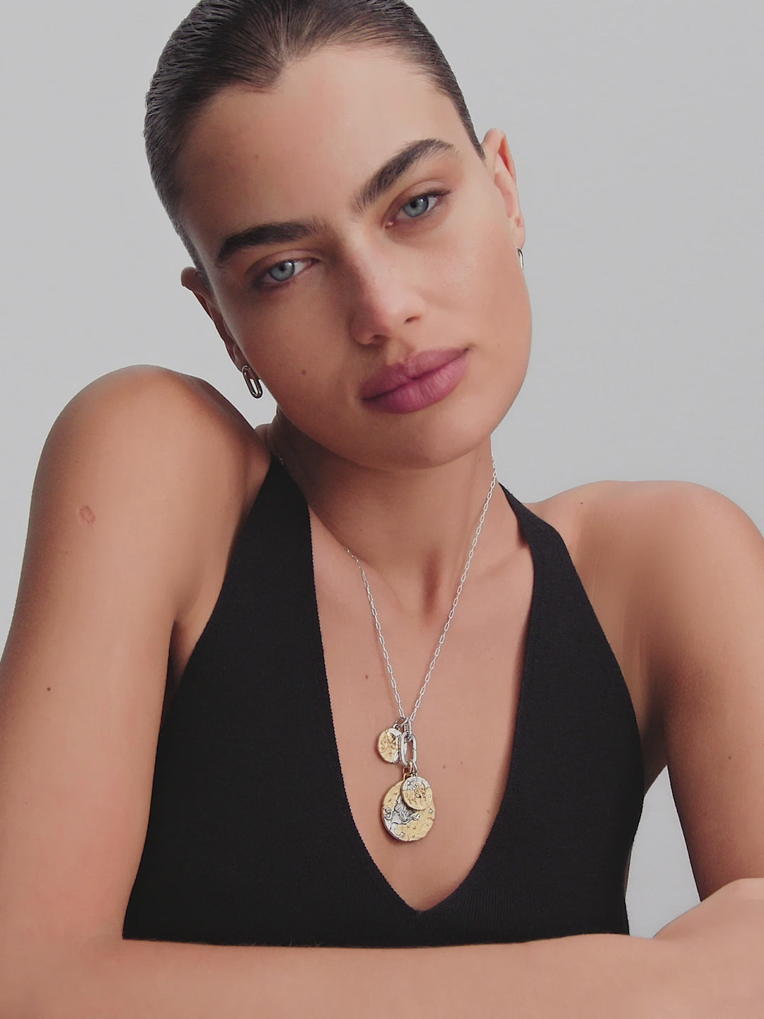 Video: model draagt Pandora sieraden