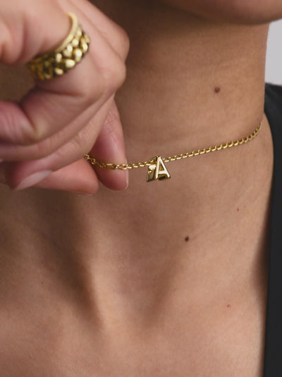 Video: model draagt Pandora sieraden