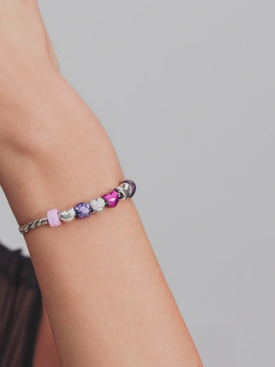 Video: model draagt Pandora sieraden