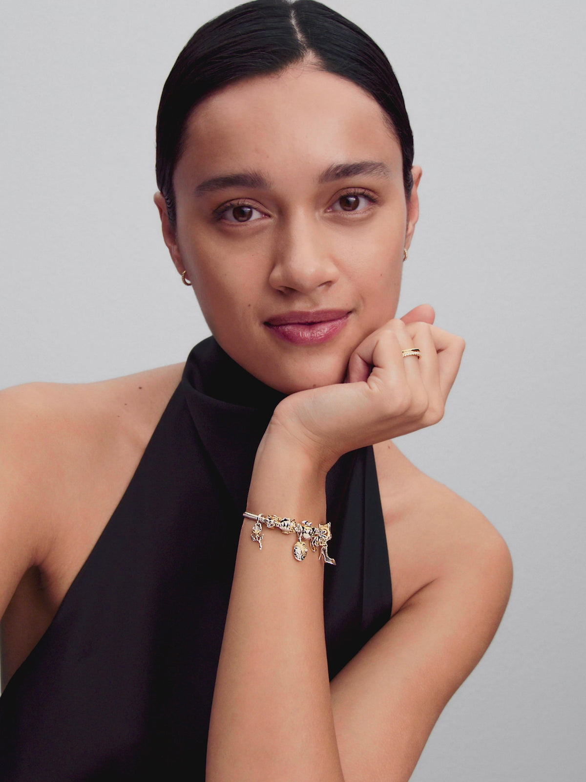 Model draagt de Pandora Disney Belle Roos Hangende Bedel met Lab-grown Diamant bicolor zilver en goudverguld